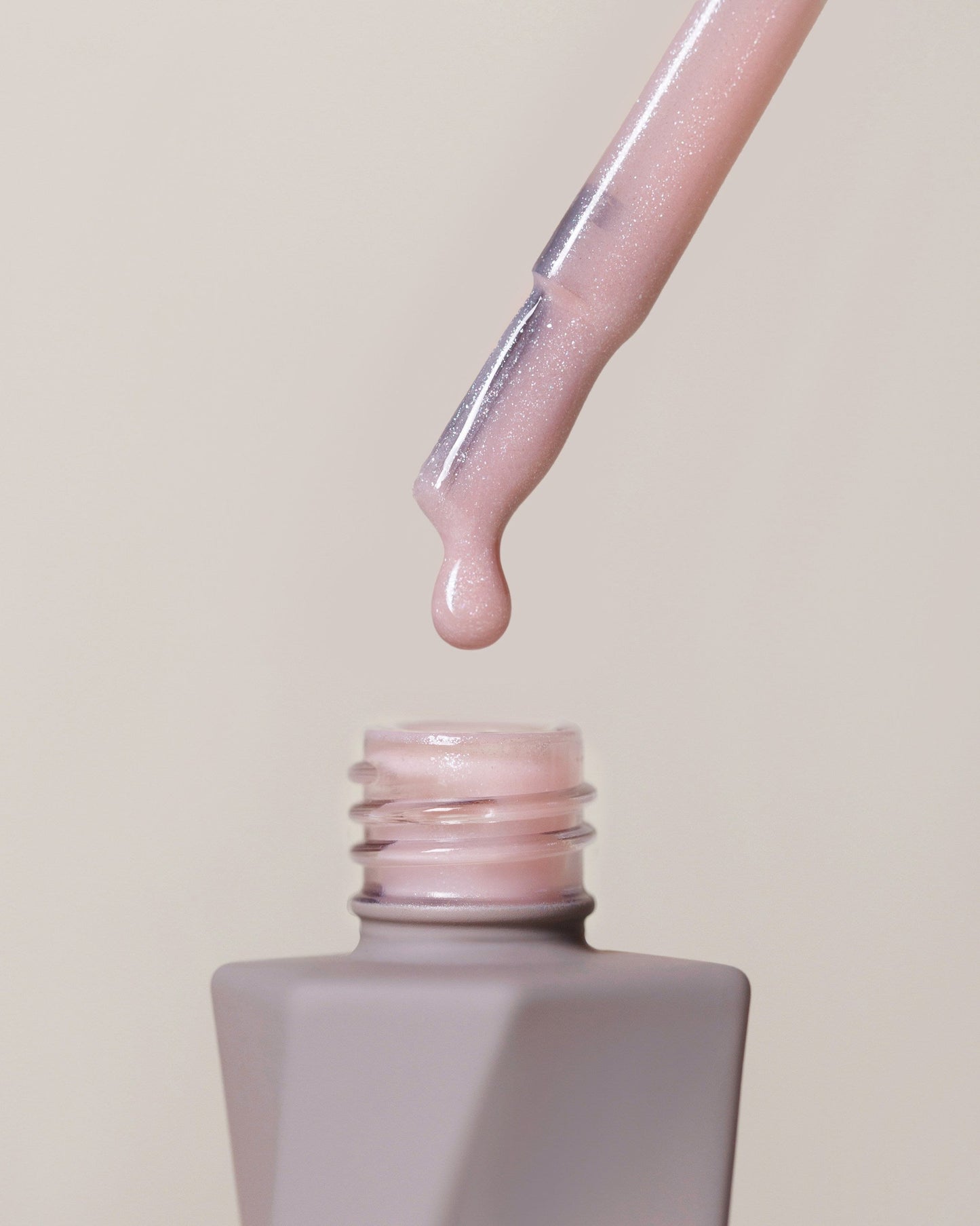 Rubber Cover Base Rose Nude Shimmer – Essence – Baza Rubber 10ml