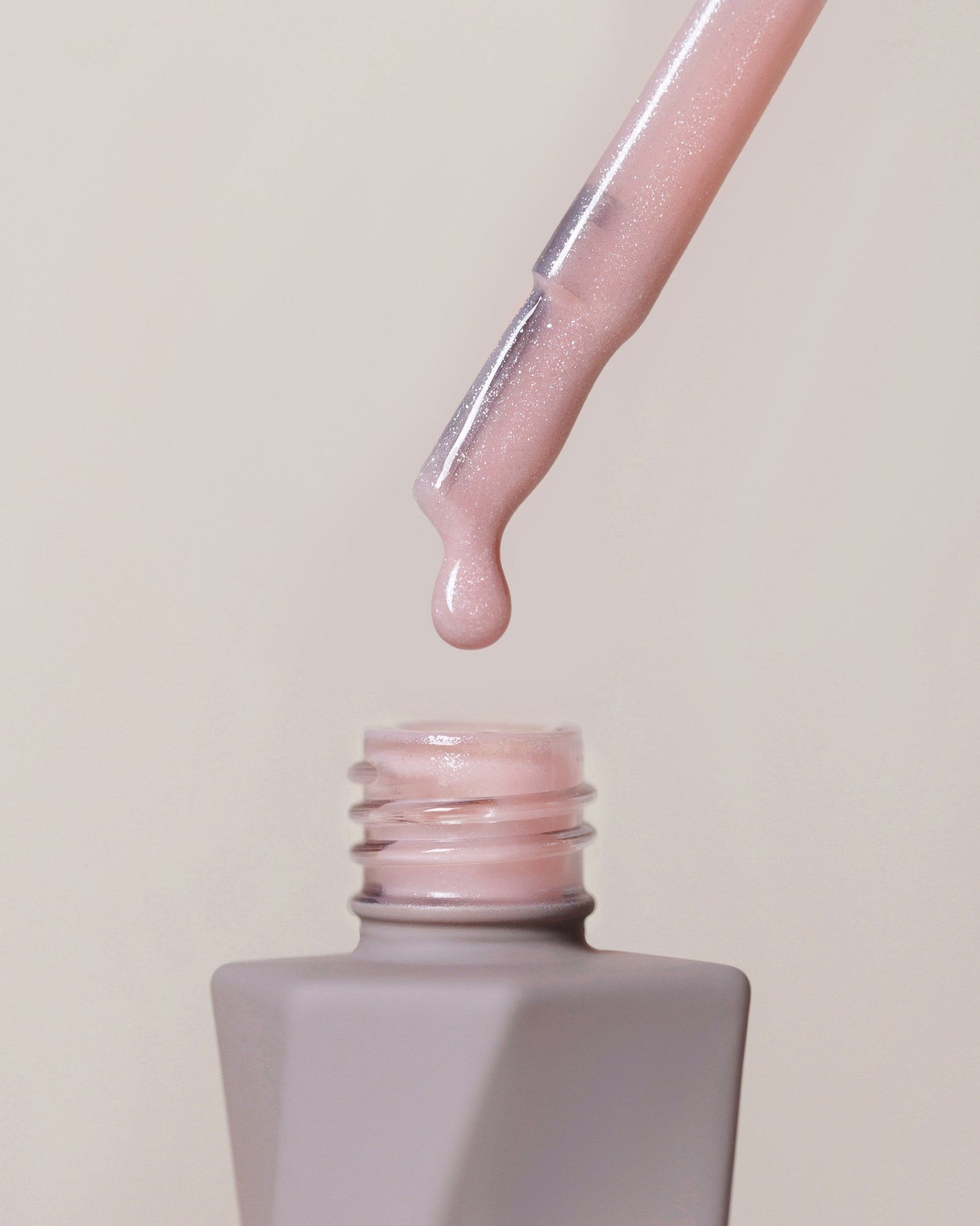 Rubber Cover Base Warm Nude Shimmer – Essence – Baza Rubber 10ml